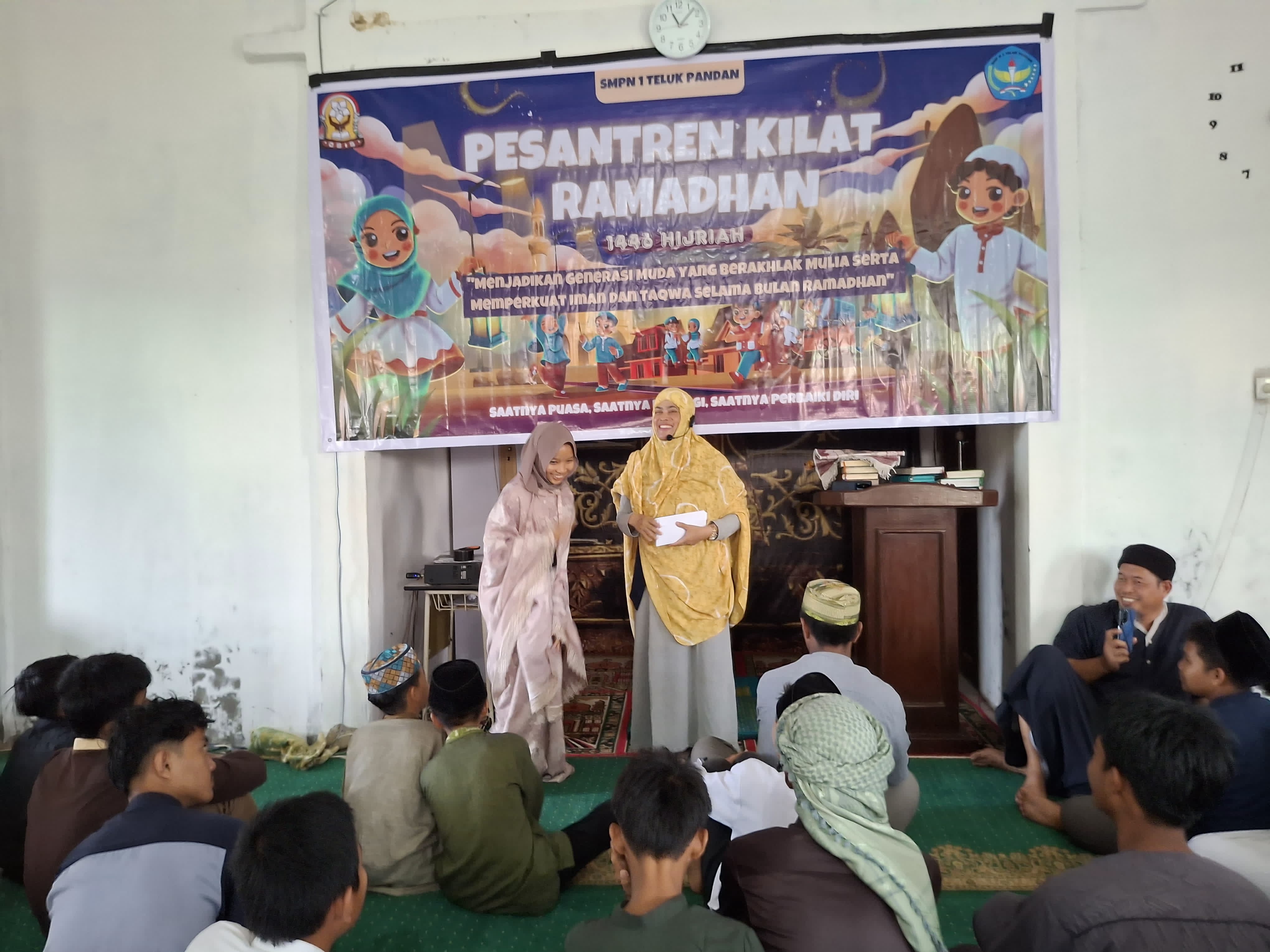 Kepala sekolah, Ibu Setiyati, M. Pd memberikan kuis bersama salah satu siswi 