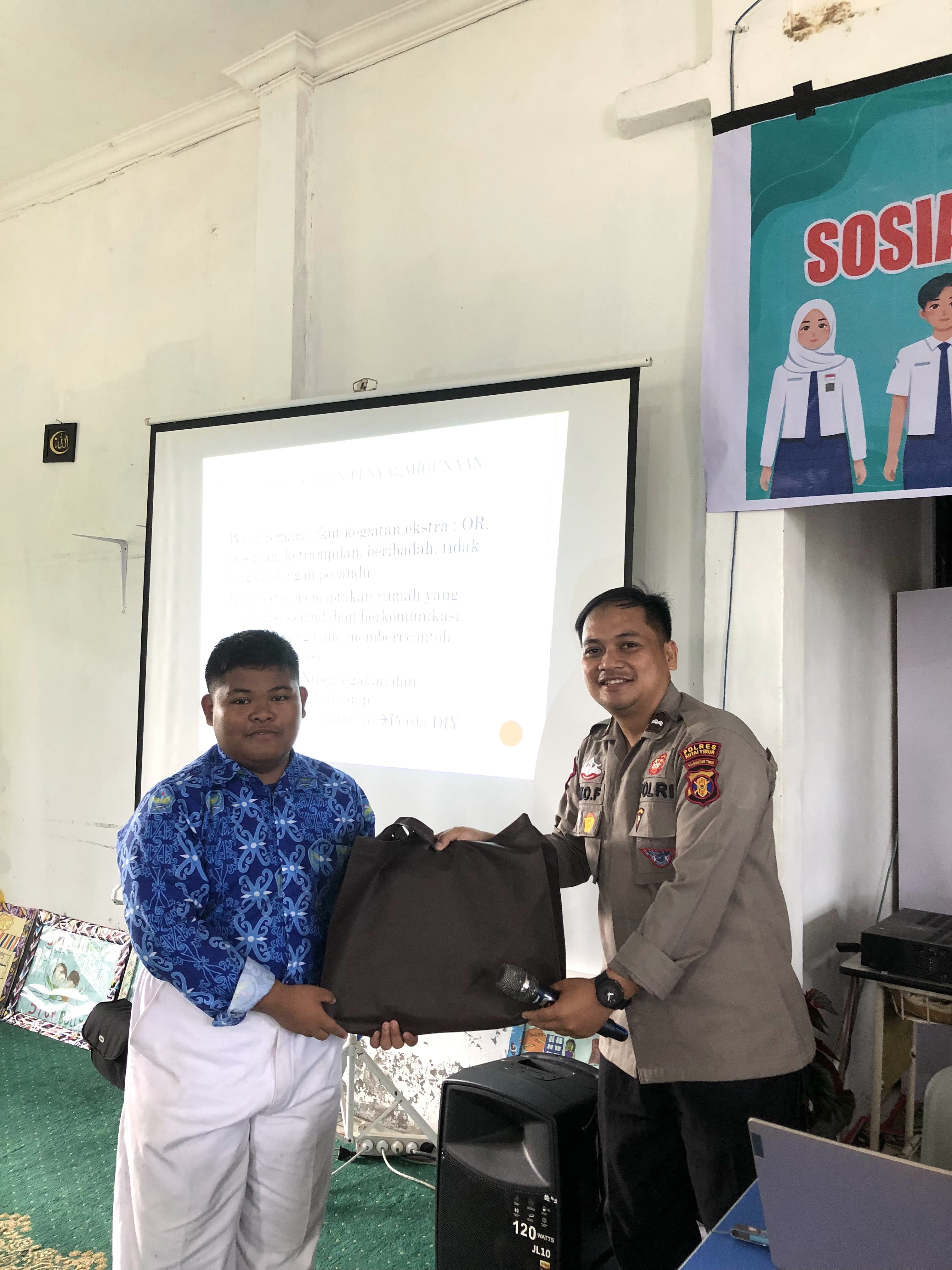 pemberian hadiah kepada siswa yang aktif