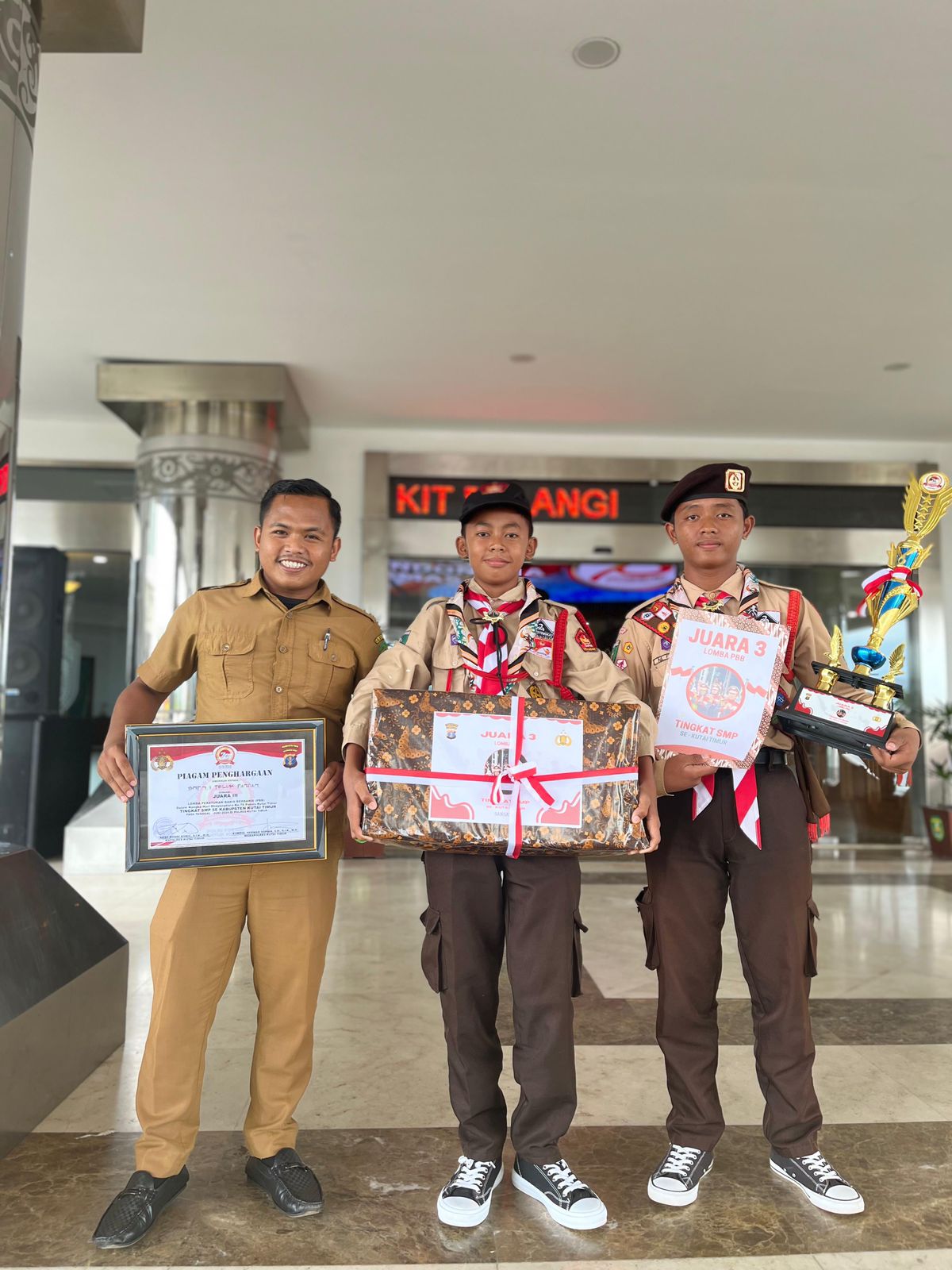 Penerimaan piala dan piagam juara ke-3: Gusti Randa, S. Pd, Egi Fajar, Muhammad Fikri