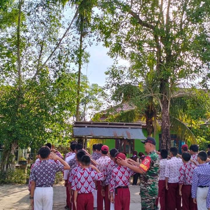 Pelda M Manik Tingkatkan Jiwa Juang Dan Disiplin Para Siswa Siswi SMP Negeri 1 Teluk Pandan 