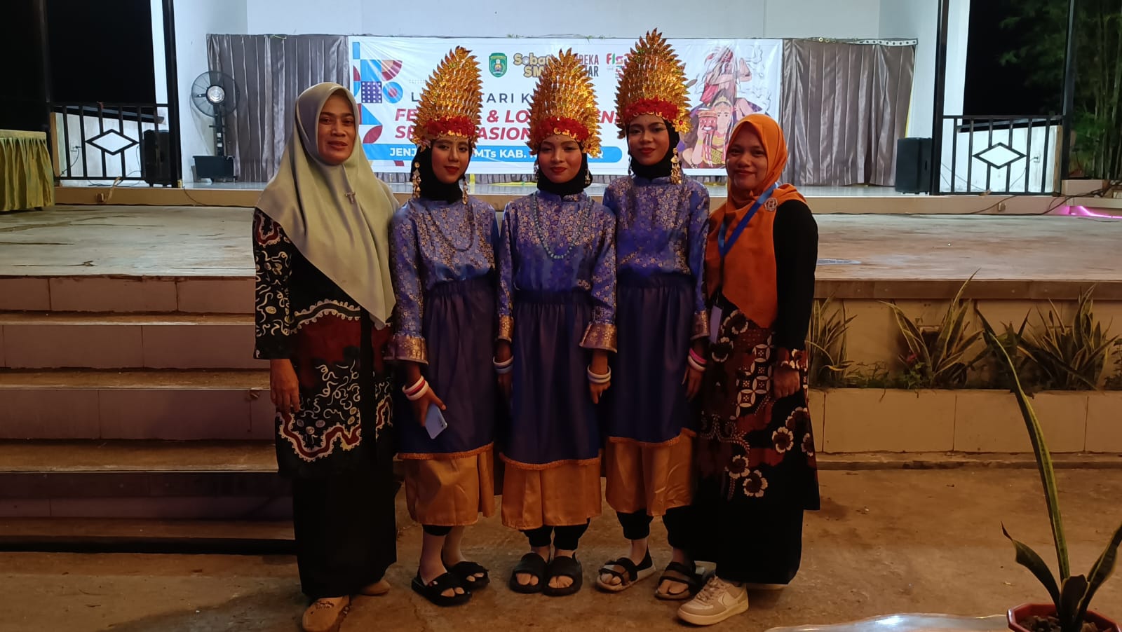 foto bersama ibu kepala sekolah, peserta tari kreasi & Guru Pendamping.