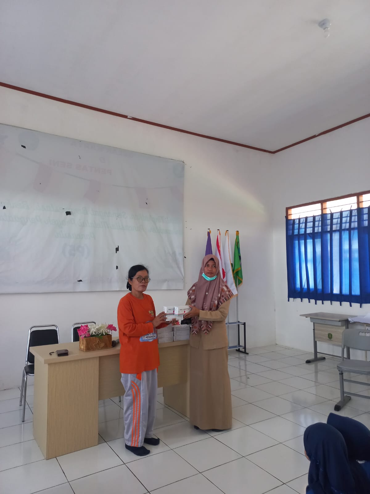 Penyerahan Tablet Tambah Darah oleh TIM Puskesmas kepada Koordinator UKS.