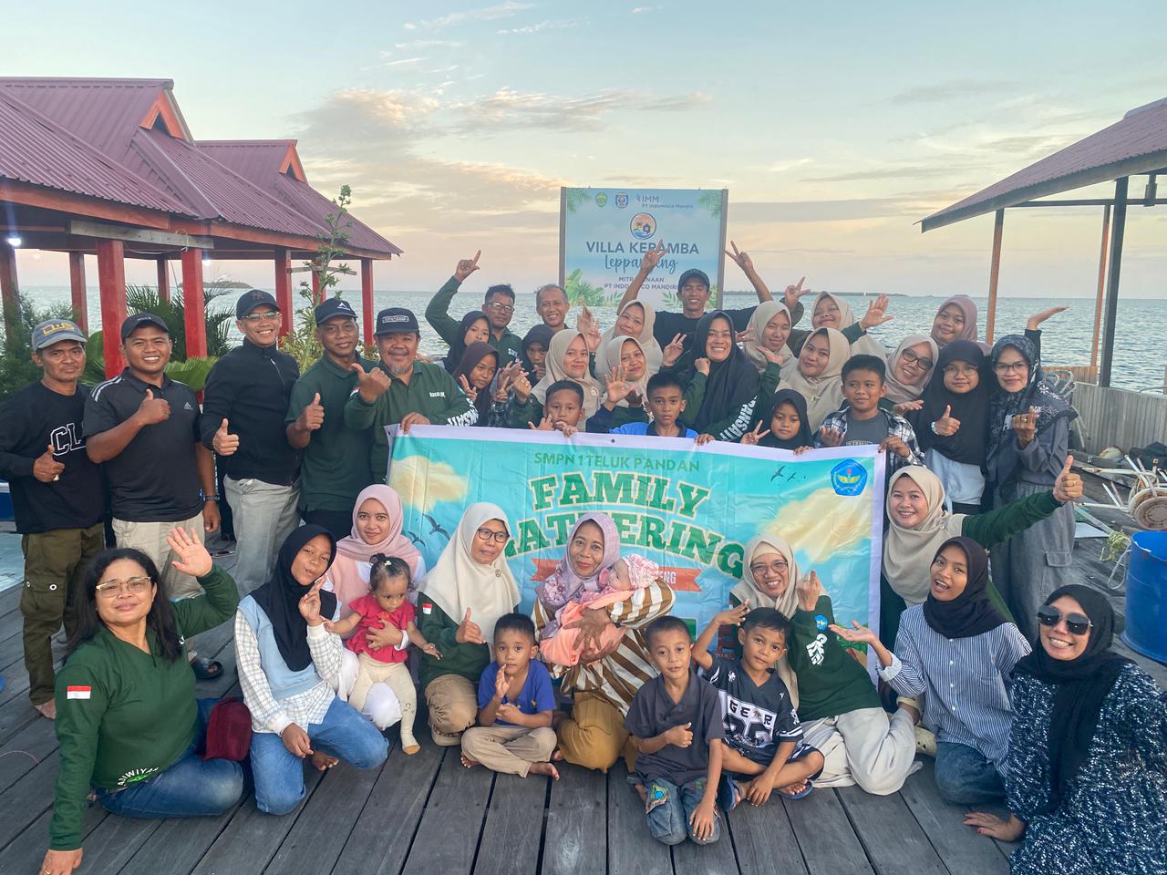 Foto bersama keluarga besar SMPN 1 TELUK PANDAN