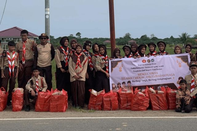 Gudep Soekarno-Fatmawati SMPN 1 Teluk Pandan Gelar Aksi Berbagi Takjil di Bulan Ramadhan