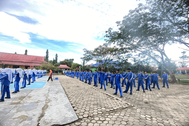 Setiap Kamis Pagi, SMPN 1 Teluk Pandan Gelar Senam Bersama dan Berinfaq, Membangun Kebersamaan dan Kepedulian Sosial