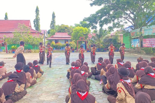 Semangat Baru di Hari Jumat! Kegiatan Ekstrakurikuler Pramuka SMPN 1 Teluk Pandan Tetap Berkobar