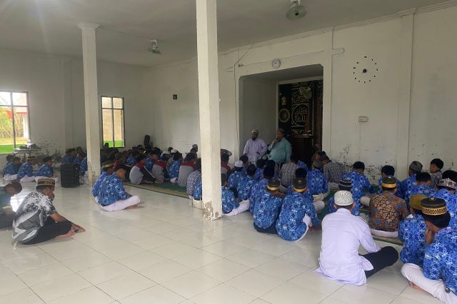 Kegiatan Pembiasaan Sholat Dhuha Berjamaah di SMPN 1 Teluk Pandan