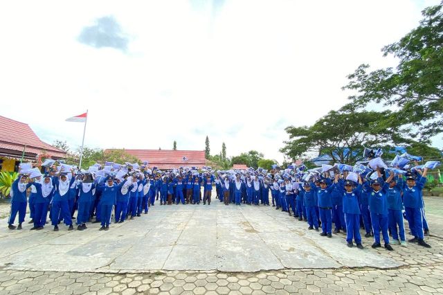 Pemkab Kutim melalui Disdikbud Kutim Bagikan Seragam Gratis Akhir November 2025, SMPN 1 Teluk Pandan Mulai Distribusikan ke Siswa Hari Ini
