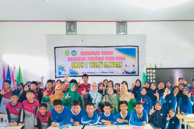 SMP Negeri 1 Teluk Pandan Selenggarakan Bimtek Penulisan Antologi Puisi