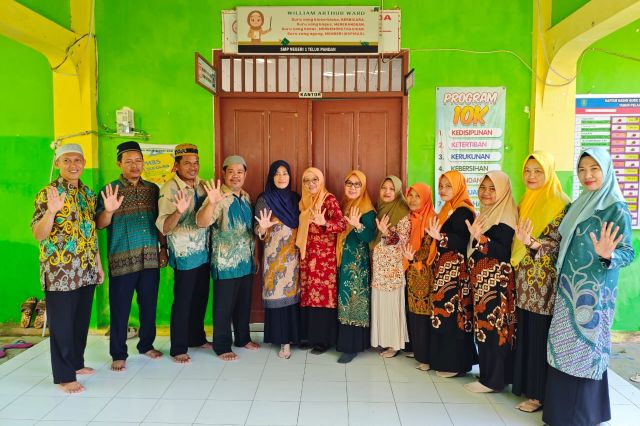 HARI BATIK NASIONAL BAPAK IBU GURU SMP NEGERI 1 TELUK PANDAN KOMPAK MEMAKAI SERAGAM BATIK