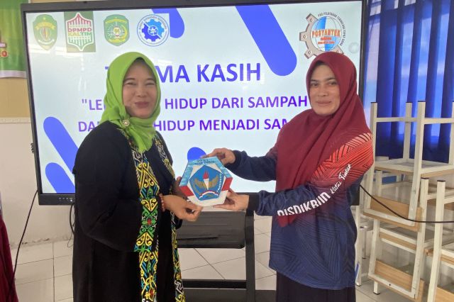 Kreatif dan Ramah Lingkungan Workshop Sulap Limbah Pelastik Jadi Paving Blok