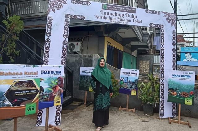 Kepsek SMP Negeri 1 Teluk Pandan Berkontribusi dalam Penulisan Buku Mulok untuk SMP Kutim