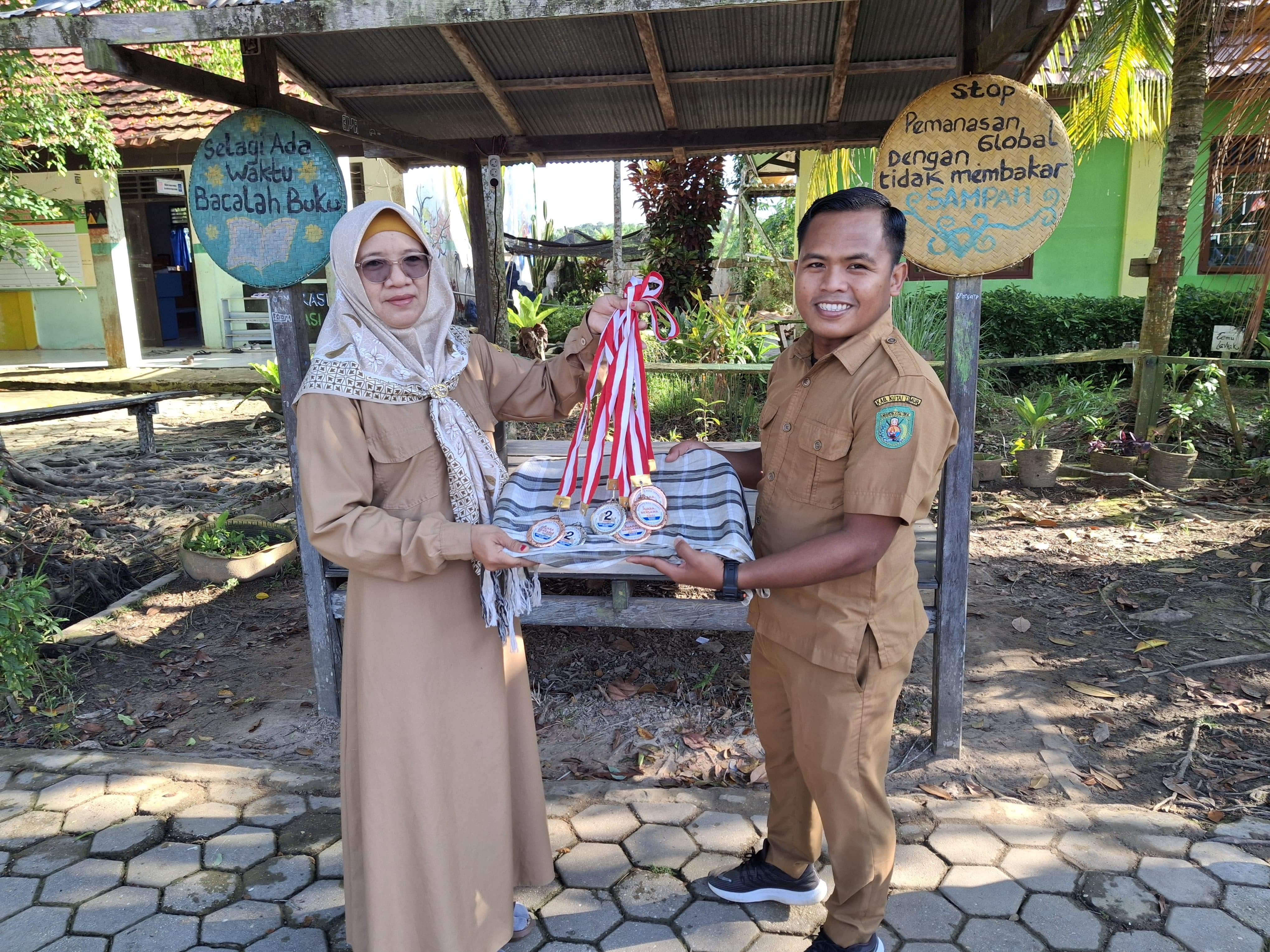 Proses pemberian penghargaan kepada siswa/i berprestasi.