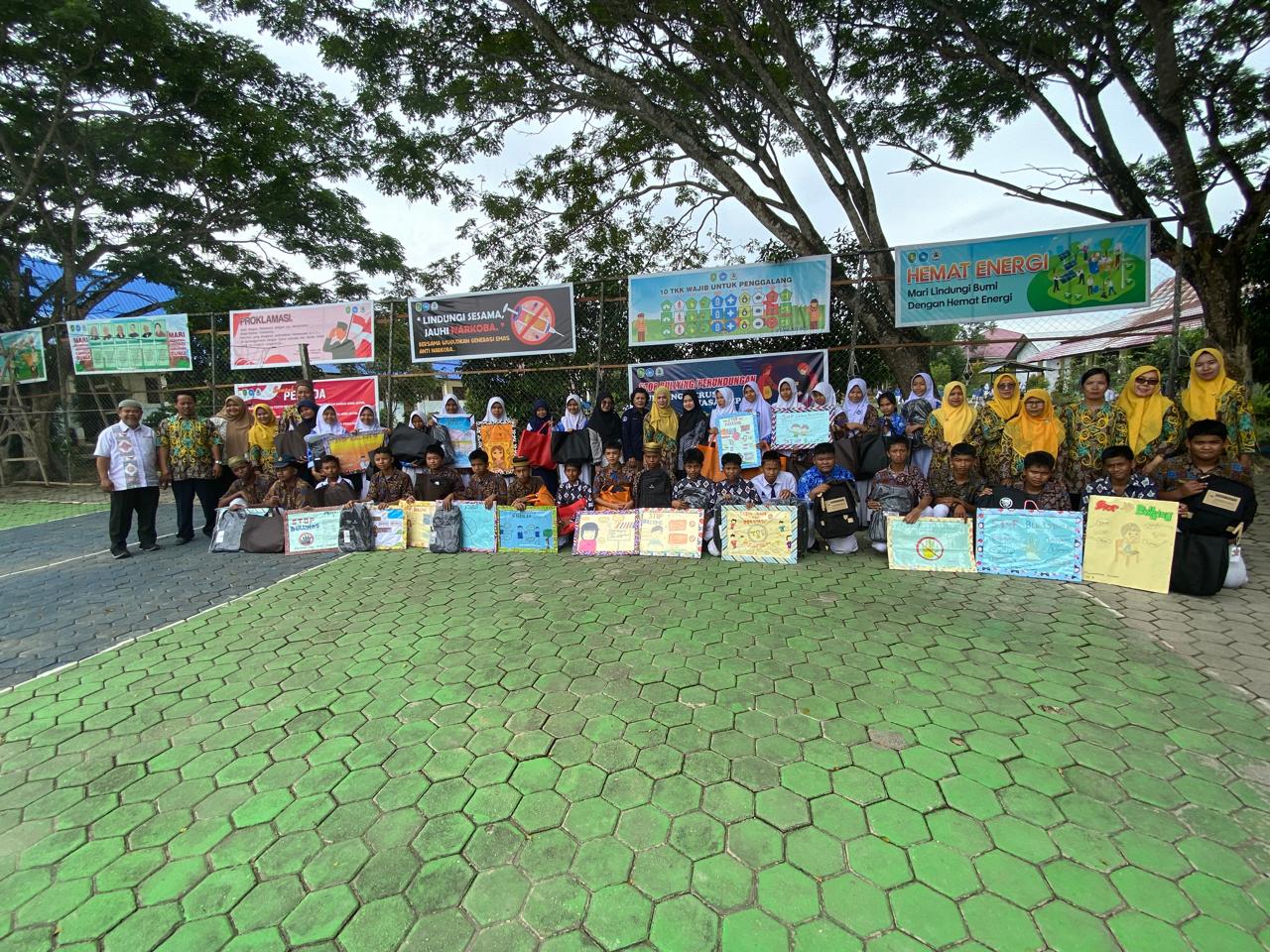 Foto bersama sosialisasi bertema anti perundungan dan narkoba