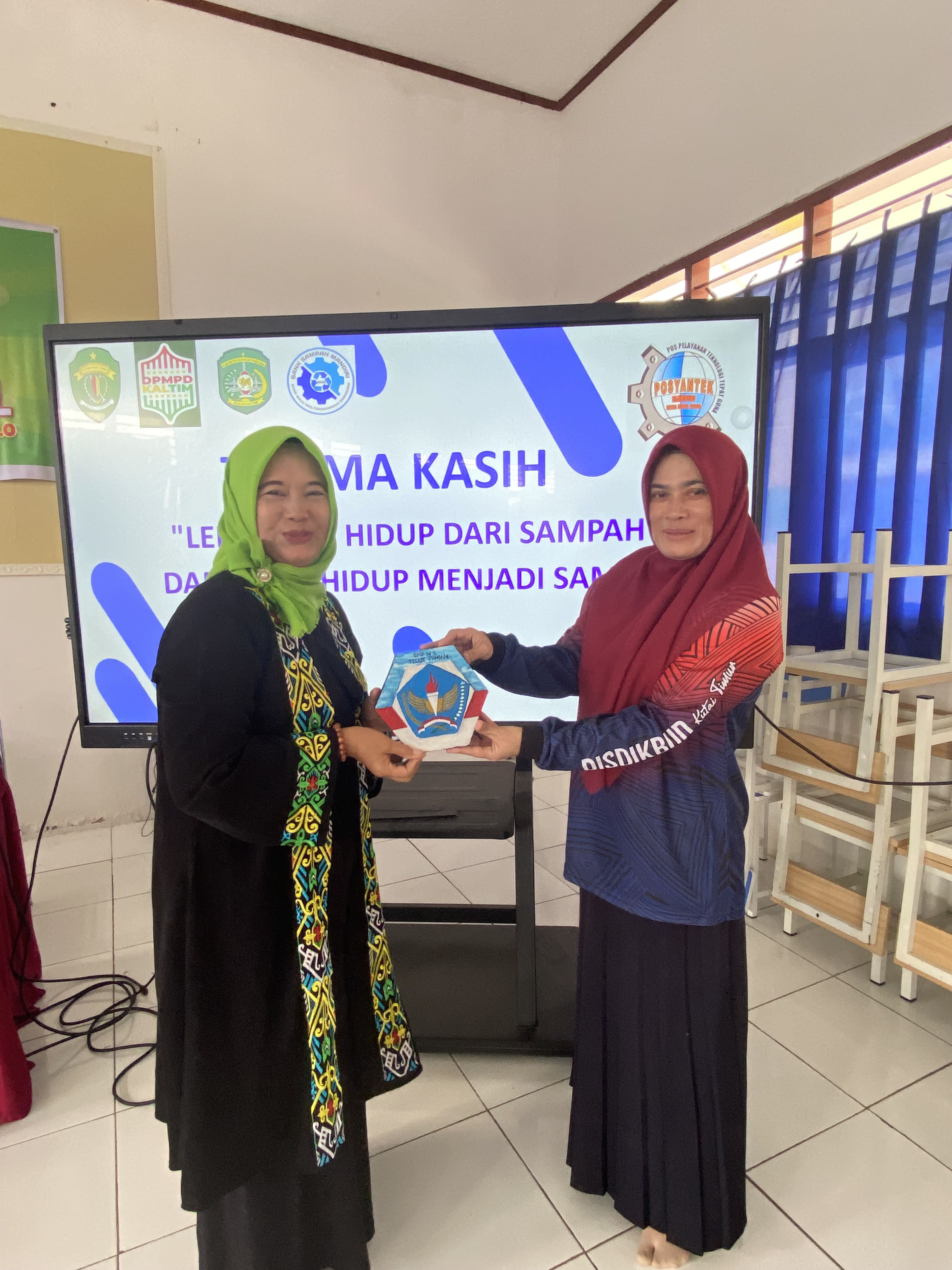 Foto kepala sekolah ibu Setiyati, M.Pd bersama Narasumber Ibu Yayuk S.Pd: Paving Blok Logo SMPN 1 